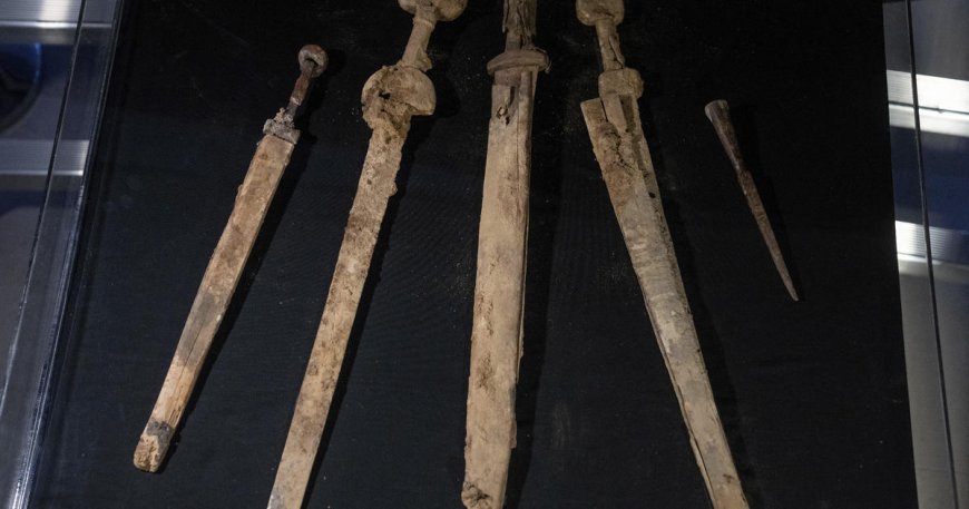 Roman-era swords found in Dead Sea cave: "Almost in mint condition"